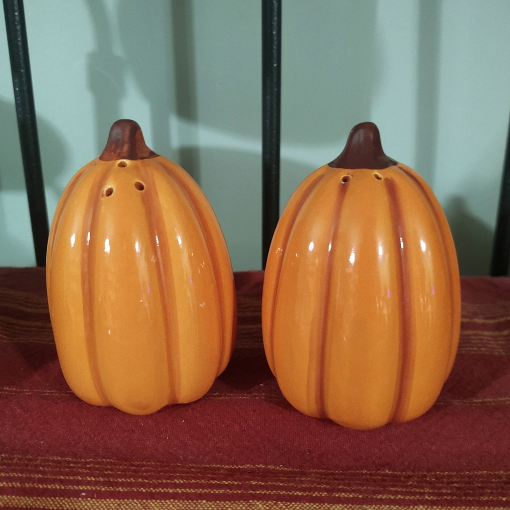 Pumpkin Salt And Pepper Shakers Set